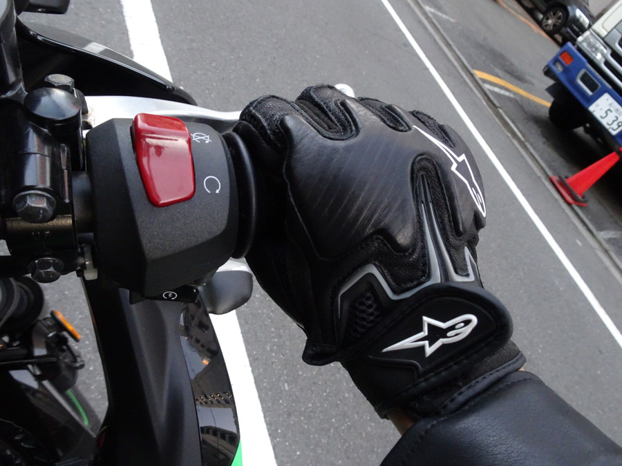 バイクを運転する手